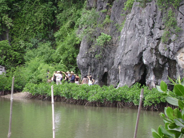 Động Trung Trang - Cát Bà là hang động được du khách ghé chân nhiều nhất