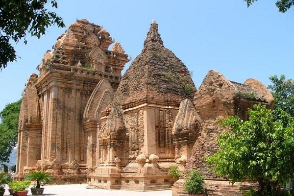 Khu tháp cổ mang đậm nét kiến trúc của Hindu giáo