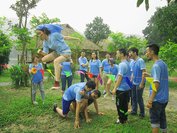 hanoiskyteam tổ chức team building tại thảo viên